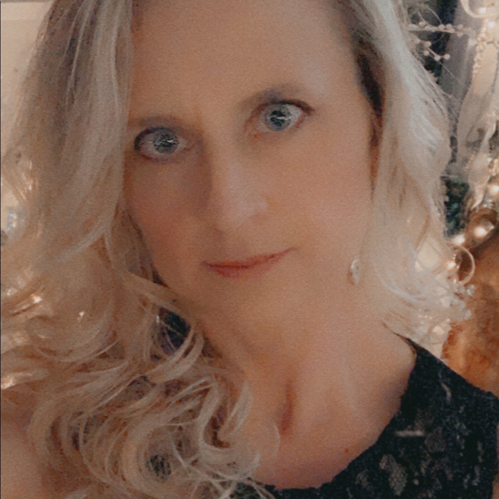 Meet your Posher, Carrie a SAHM and Artist